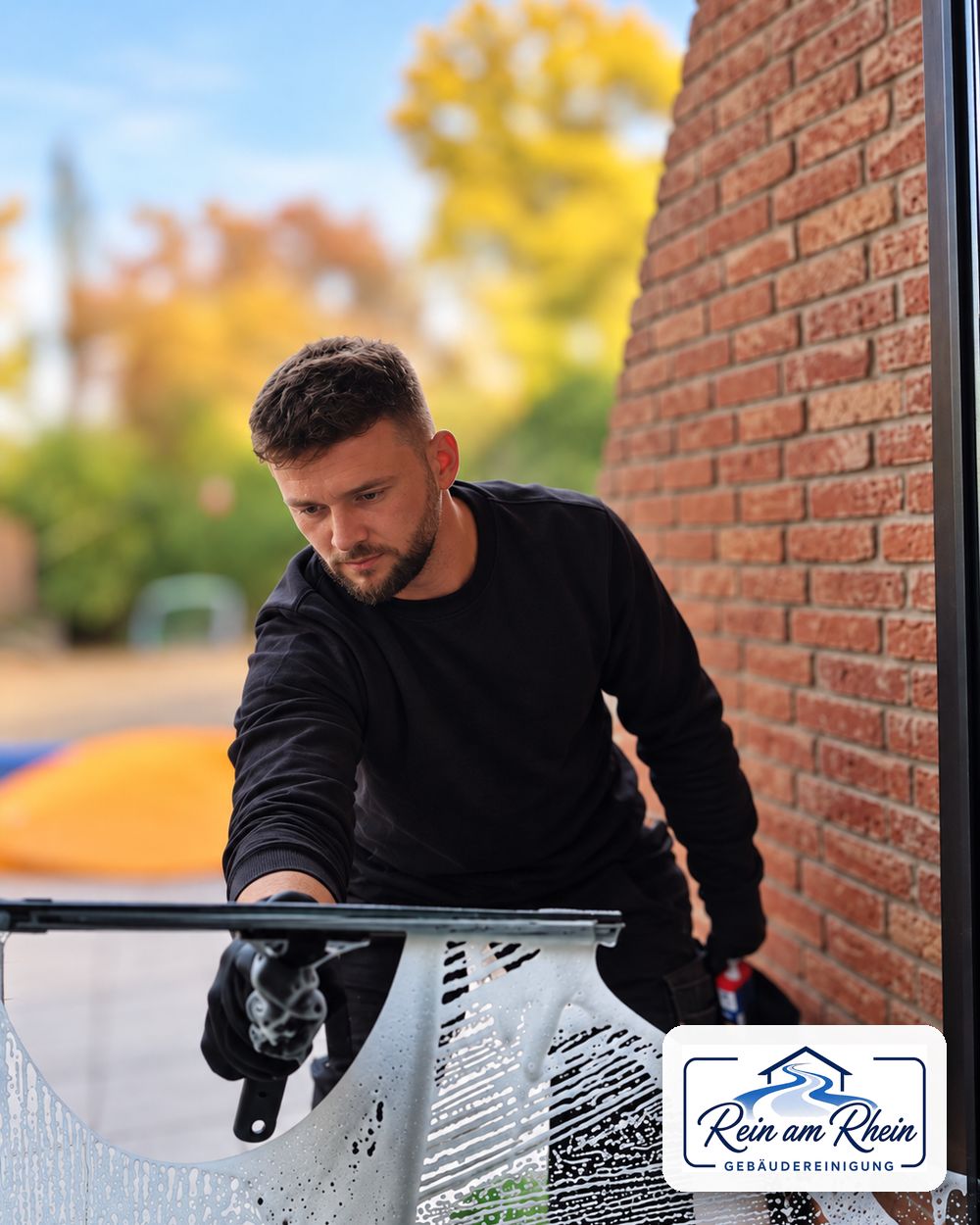 Marco Grundmann, Inhaber von Rein am Rhein Gebäudereinigung, bei der Fensterreinigung